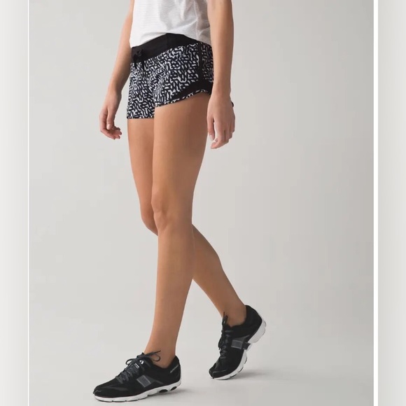 2.5” Lululemon net pop hotty hot shorts in white and black. Size 6. - Picture 7 of 14